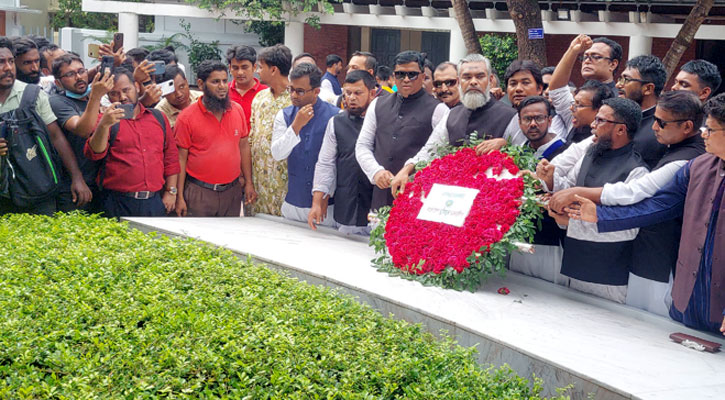 জাতির পিতার সমাধিতে হিরো আলমের শ্রদ্ধা