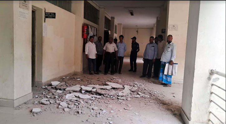 খসে পড়ল ছাদের পলেস্তারা, রক্ষা পেলেন বিচারপ্রার্থীসহ কর্মকর্তারা