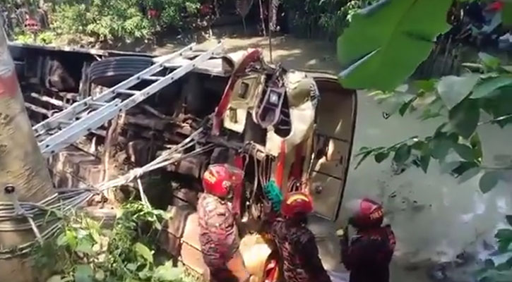 নিয়ন্ত্রণ হারিয়ে বাস ডোবায়, নিহত-১