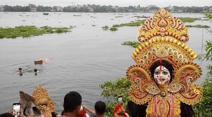 কাপ্তাই হ্রদে প্রতিমা বিসর্জন