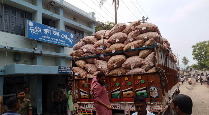 সাতদিন পর হিলি স্থলবন্দরে আমদানি-রপ্তানি শুরু 