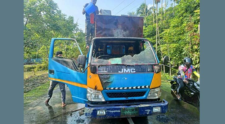 বরগুনায় ট্রাকে পেট্রল ঢেলে আগুন 