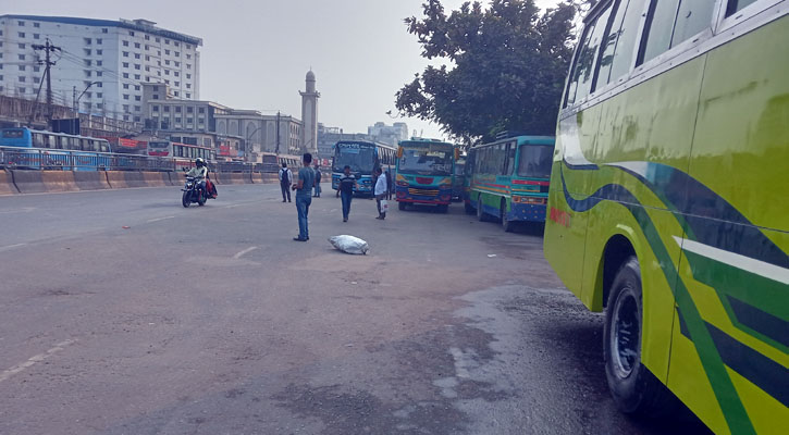 গাবতলী থেকে ছাড়ছে না দূরপাল্লার বাস, কাউন্টারে চলছে লুডু খেলা