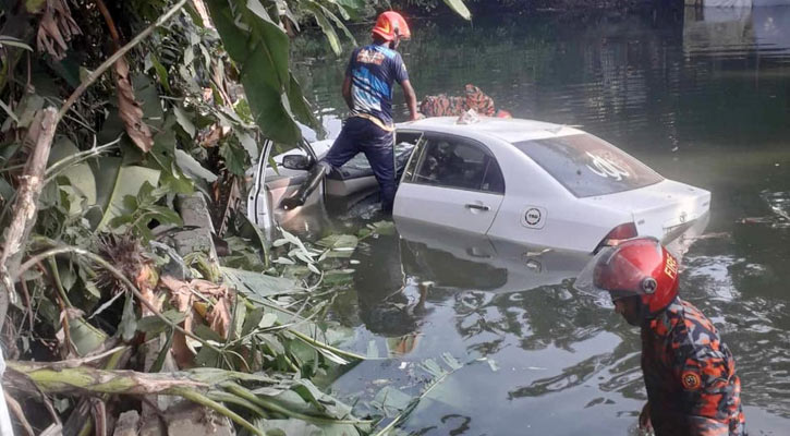 ভ্যানকে ধাক্কা দিয়ে পুকুরে প্রাইভেটকার 