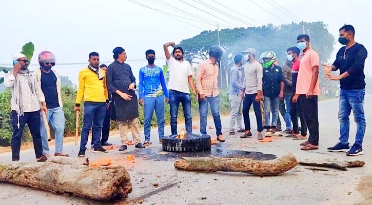 ফরিদপুরে মহাসড়কে গাছের গুঁড়ি ফেলে, টায়ার জ্বালিয়ে বিক্ষোভ
