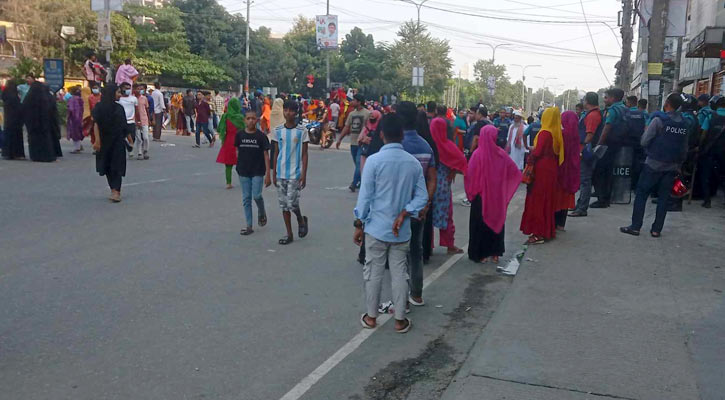 মজুরি বাড়ানোর দাবিতে শ্রমিকদের সড়ক অবরোধ