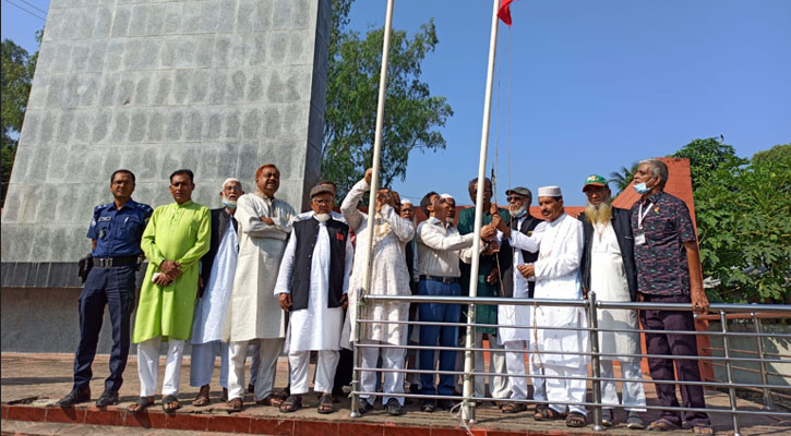 জুতা পায়ে বিজয় স্তম্ভে উঠে পতাকা উত্তোলন করলেন এমপি-ইউএনও!