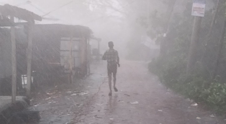 ভোলায় মিধিলির তাণ্ডবে বিধ্বস্ত দুই শতাধিক ঘর, নিখোঁজ ১
