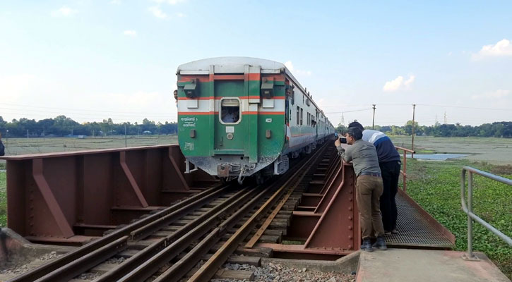 ৯ ঘণ্টা পর উত্তরবঙ্গের সঙ্গে ট্রেন চলাচল স্বাভাবিক 