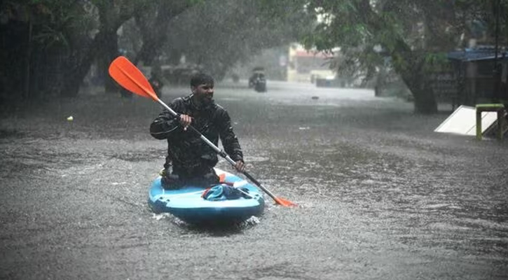 চেন্নাইয়ে ভারী বৃষ্টিতে সড়ক হলো নদী, ৫ জনের মৃত্যু 