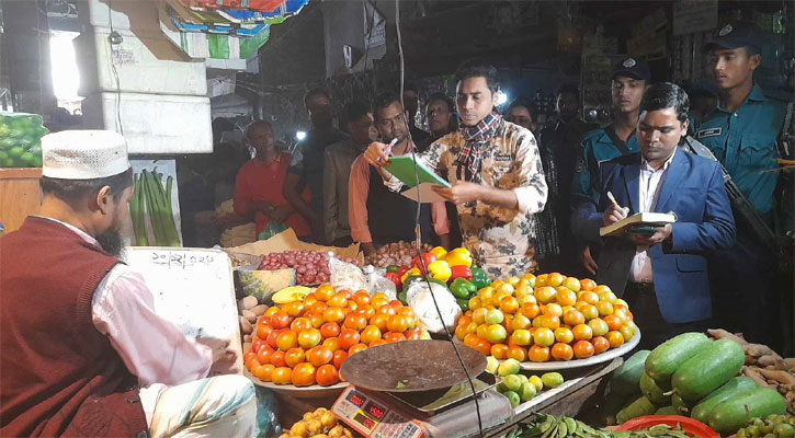 পেঁয়াজের মূল্য তালিকা প্রদর্শন না করায় তিন ব্যবসায়ীকে জরিমানা