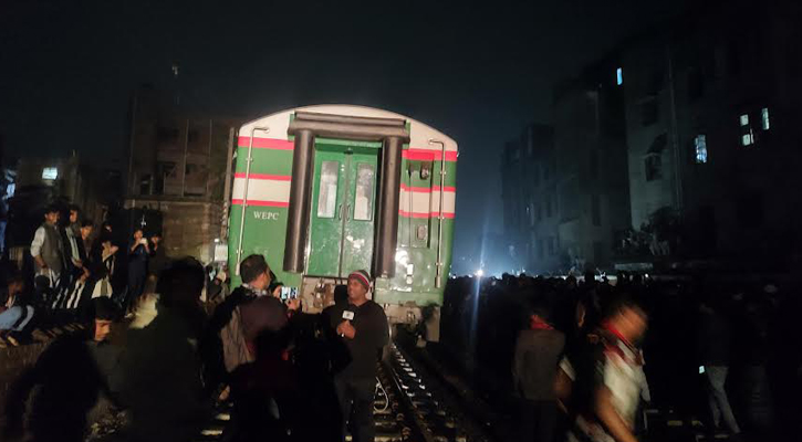 গোপীবাগে উৎসুক জনতার ভিড়, ব্যাহত হচ্ছে উদ্ধারকাজ 