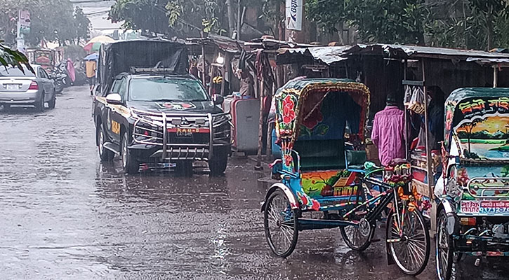 হাড় কাঁপানো শীতের মধ্যে বরিশালে বৃষ্টি