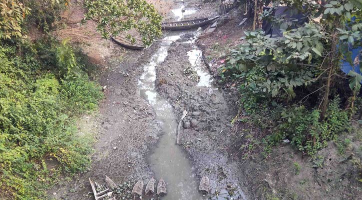 আগৈলঝাড়ায় খাল শুকিয়ে সেচ সংকট, চাষ ব্যাহত হওয়ার আশঙ্কা
