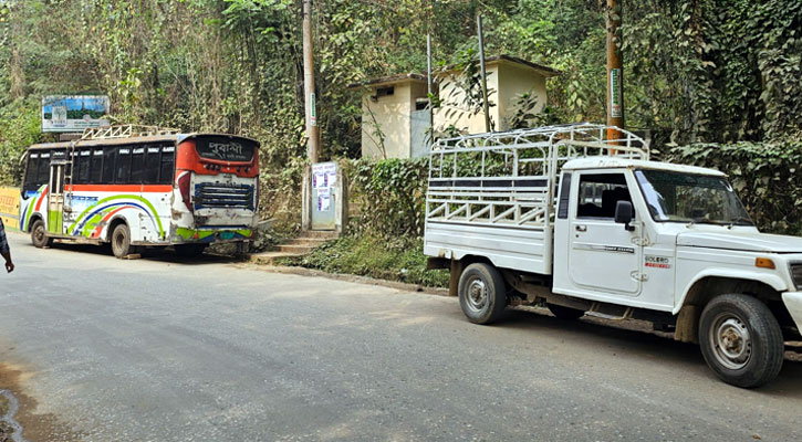 চাঁদা দাবি করায় বান্দরবান-থানচি সড়কে বাস চলাচল বন্ধ