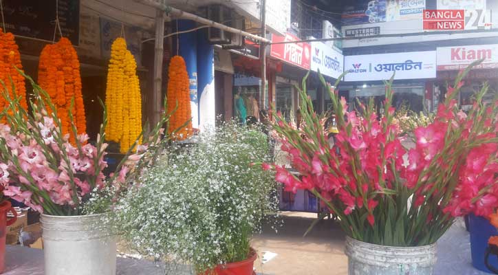 দোকানে দোকানে ফুলের পসরা, লোকসানের আশঙ্কায় ব্যবসায়ীরা