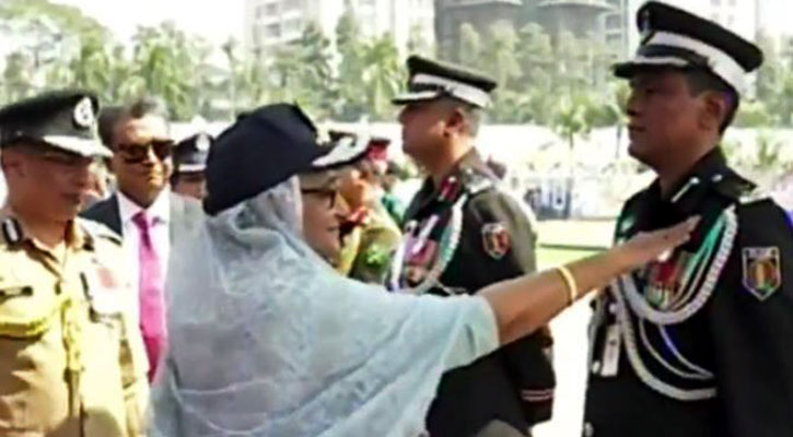 ৪০০ পুলিশ সদস্যকে বিপিএম-পিপিএম পদক পরিয়ে দিলেন প্রধানমন্ত্রী