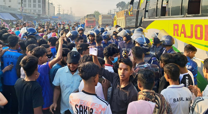 মহাসড়ক অবরোধ করে গাজীপুরে শ্রমিক বিক্ষোভ  