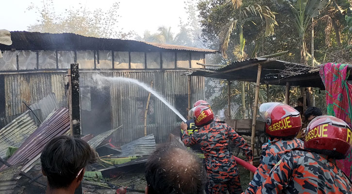 চরভদ্রাসনে অগ্নিকাণ্ডে ঘর পুড়ে ১০ লাখ টাকা ক্ষতি