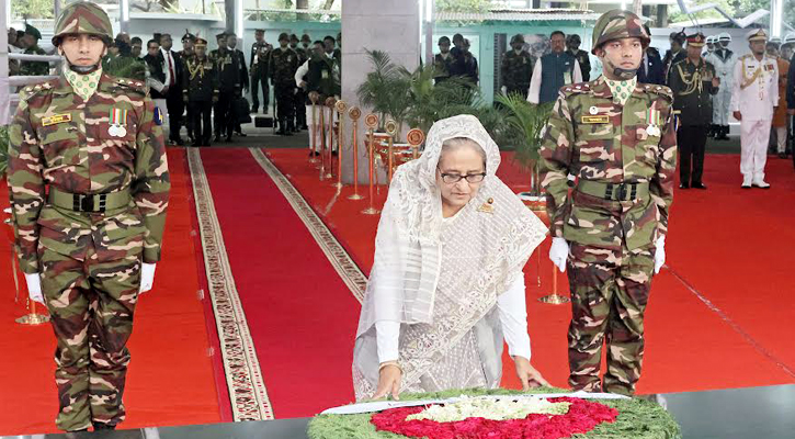 বঙ্গবন্ধুর প্রতিকৃতিতে প্রধানমন্ত্রীর শ্রদ্ধা