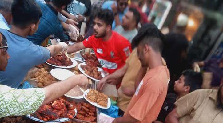 হোটেল-রেস্তোরাঁর সামনে ইফতার বিক্রি, নেই স্বাস্থ্যবিধি  