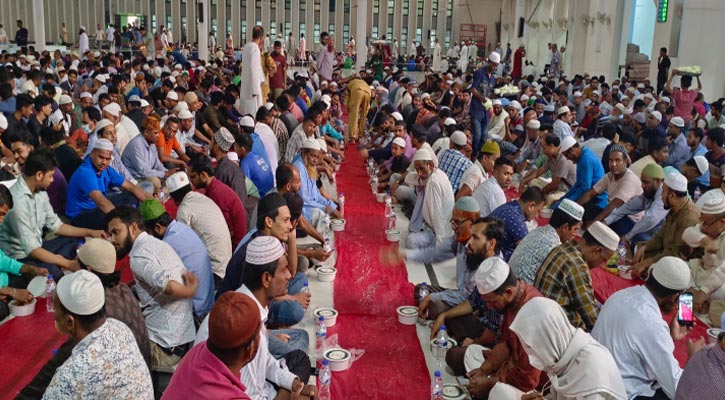 বায়তুল মোকাররমে বসুন্ধরা গ্রুপের ইফতার বিতরণ