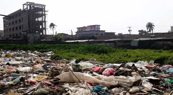 পুকুর এখন ভাগাড়, সংস্কার দাবি স্থানীয়দের