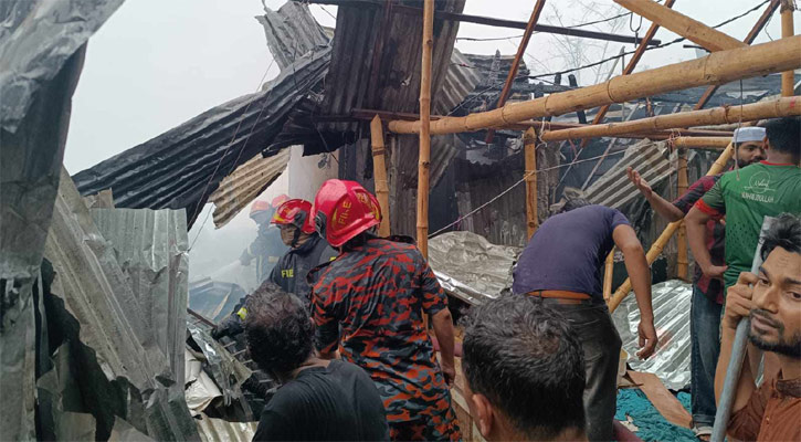 বস্তিতে আগুন: যানজটে ঘটনাস্থলে পৌঁছাতে দেরি ফায়ার সার্ভিসের