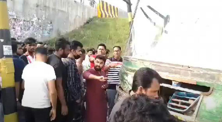 আশুলিয়ায় বাসচাপায় পোশাককর্মী নিহত