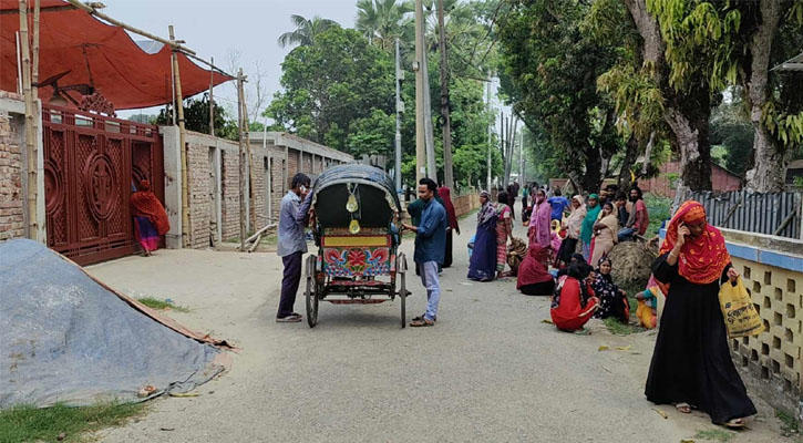 জাকাত নিতে গিয়ে পদদলিত হয়ে প্রাণ গেল নারীর 