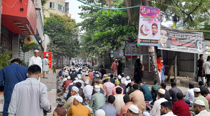 ঈদ জামাতে চোখের জলে ফিলিস্তিনিদের জন্য দোয়া