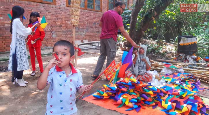 কাগজের ফুল বেচে সংসার চলে শিউলির 