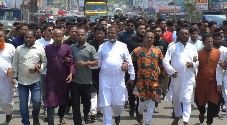 লক্ষ্মীপুরে ছাত্রলীগের ৪ কর্মীর ওপর হামলার প্রতিবাদে বিক্ষোভ, সড়ক অবরোধ