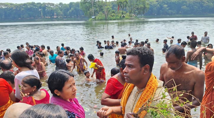 বরিশালের দুর্গাসাগরে অষ্টমী স্নানোৎসব