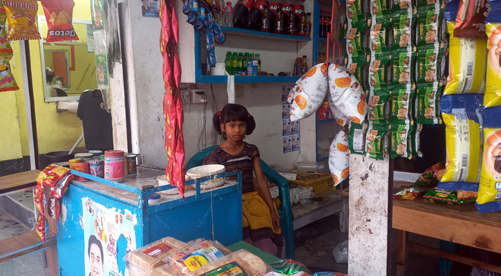 ক্যান্সারে আক্রান্ত বাবা, পরিবার চালাচ্ছে ১০ বছরের মেয়ে