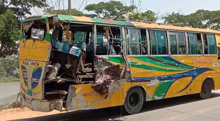 যাত্রীবাহী বাসের পেছনে অপর বাসের ধাক্কা, সুপারভাইজার নিহত