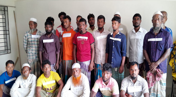 মেঘনায় অবৈধ জালে মাছ শিকার, ২১ জেলে আটক 