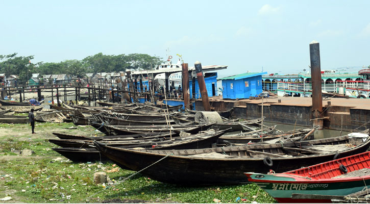 নষ্ট হচ্ছে জাটকা অভিযানে জব্দ জেলে নৌকাগুলো