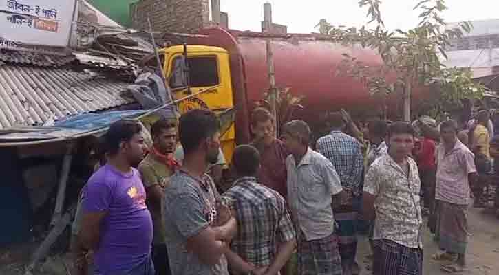 2 killed by oil tanker in Dinajpur