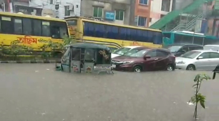 Knee-deep water on the roads of Mirpur, people are suffering