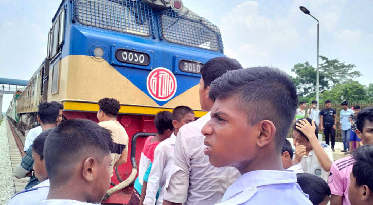 কুমিল্লায় ট্রেনে কাটা পড়ে শিক্ষার্থী নিহত, রেললাইন অবরোধ