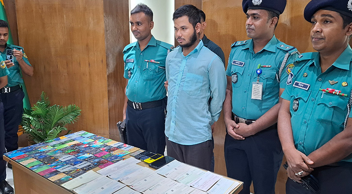 ‘ডলারভর্তি লাগেজ’ ছাড়াতে ৭৮ লাখ টাকা গেল রত্নেশ্বর মাঝির