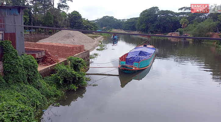 চাঁদপুরে সরকারি খাল দখল করে বালুর রমরমা ব্যবসা