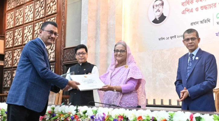জাতীয় শুদ্ধাচার পুরস্কার পেলেন সচিব মাহবুব হোসেন