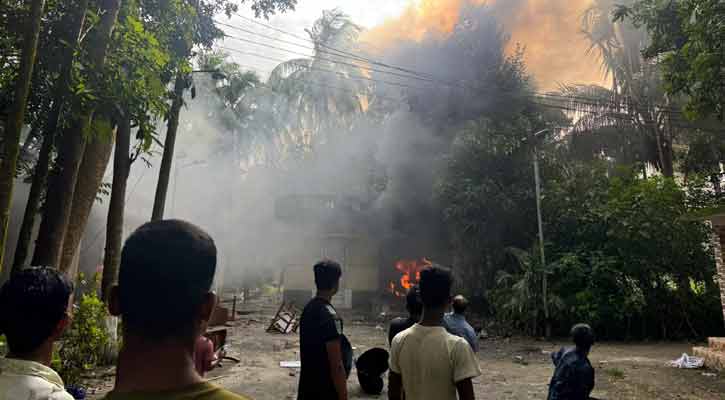 মির্জা কাদেরের বাড়িতে তিন বস্তা টাকা, ভাগ করে নিলেন হামলাকারীরা