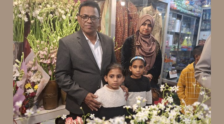 শুধু ফুল বিক্রি নয়, এবার পড়াশোনাও চালিয়ে যাবে আমেনা-মাইমুনা