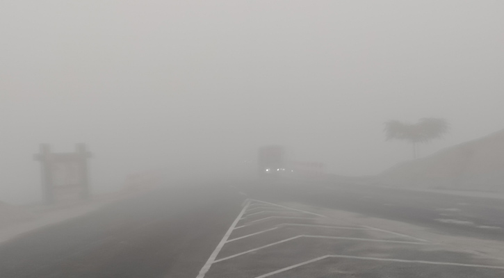 ঘন কুয়াশার চাদরে ঢাকা পড়েছে মাদারীপুর