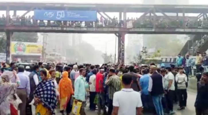 শ্যামলীতে রাস্তা আটকে দিলেন অভ্যুত্থানে আহতরা