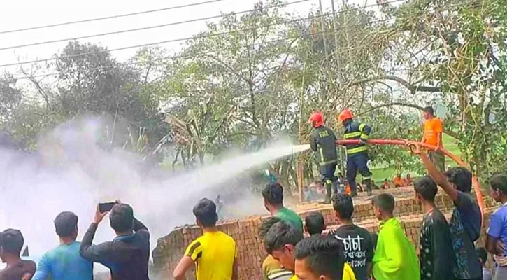 আগুনে পুড়লো মেয়ের বিয়ের চার লাখ টাকাসহ ২০ বসতঘর