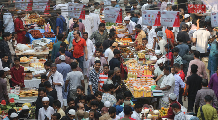 প্রথম রমজানেই জমজমাট চকবাজারের ইফতার বাজার